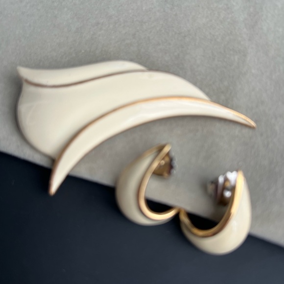 Elegant Vendome Cream and Gold Jewelry Set - Picture 7 of 9